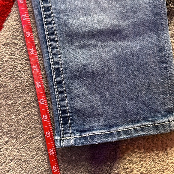 Ladies Miss Me Signature Mid-Rise Cuffed Capri - Picture 6 of 10